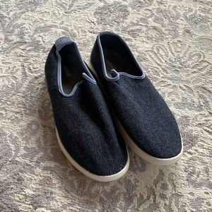 Never been worn men’s Allbirds! Color is a dark navy/blue. Size 10.